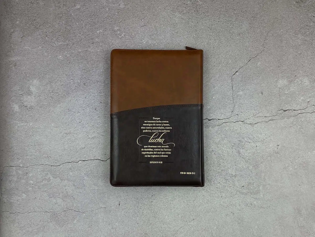 Biblia Reina Valera 2020, tamaño manual, Letra Grande 12 puntos, colección Motivos de fe café soldado cierre